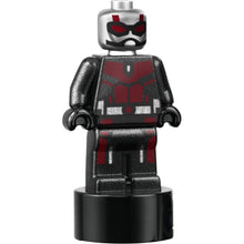 Minifig 90398pb044 - Ant-Man (Scott Lang) Statuette / Trophy - Upgraded Suit (6353238)