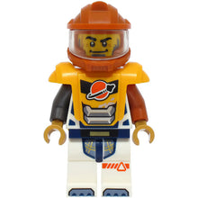 Minifig cty1709 - Astronaut - Male, White Spacesuit with Dark Orange and Pearl Dark Gray Arms, Dark Orange Helmet, Bright Light Orange Armor with Ingot