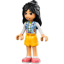 Minifig frnd583 - Friends Liann - Bright Light Blue Vest with Pockets, Bright Light Orange Shorts, Coral Shoes