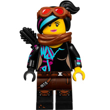 Minifig tlm129 - Lucy Wyldstyle with Black Quiver, Reddish Brown Scarf and Goggles, Smile / Angry